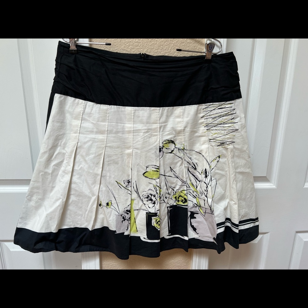 Tristan and Isuet Pleated skirt